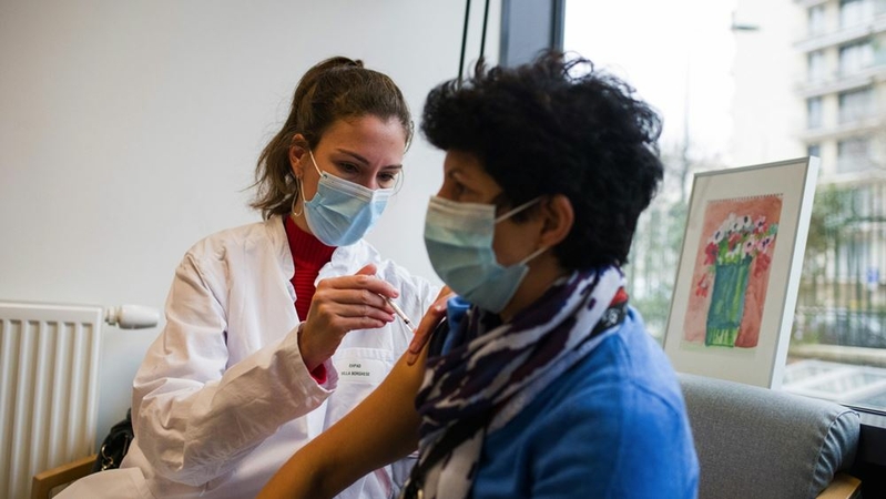 A healthcare worker receives a dose of the Pfizer-BioNTech covid-19 vaccine in a care home in Paris on Jan. 7, 2021. MUST CREDIT: Bloomberg photo by Nathan Laine.