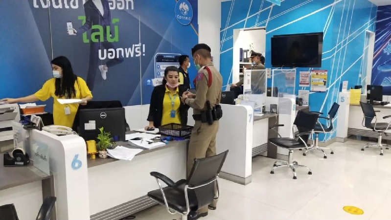 Over half a million baht robbed at gunpoint from bank in The Mall Bang Kapi Over half a million baht robbed at gunpoint from bank in The Mall Bang Kapi