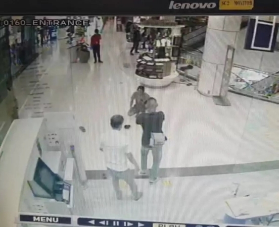 Heated argument becomes bloody as knives pulled out in Bangkok shopping mall Heated argument becomes bloody as knives pulled out in Bangkok shopping mall