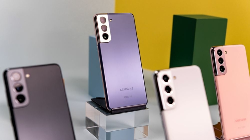 Samsung Galaxy S21 smartphones in Phantom Black, Phantom White, Phantom Violet, and Phantom Pink at the Samsung Unpacked product launch event in New York on Wednesday, Jan. 13, 2021. MUST CREDIT: Bloomberg photo by Nina Westervelt