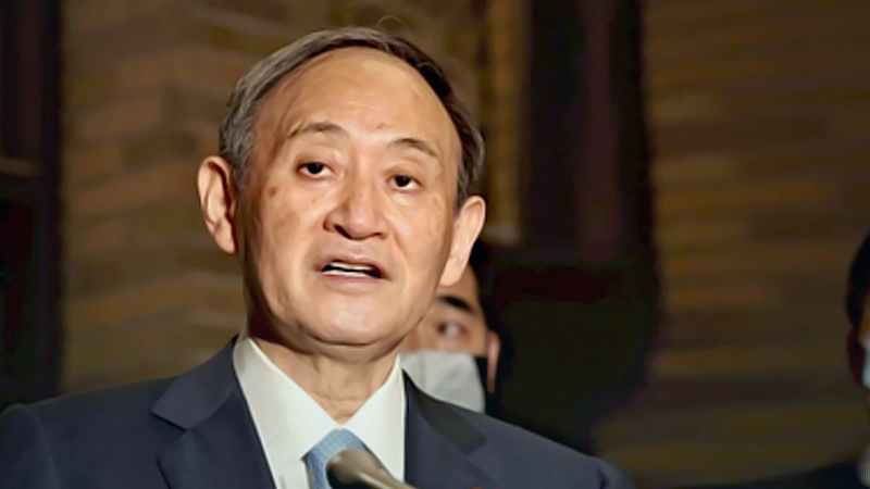 Prime Minister Yoshihide Suga speaks to reporters at the Prime Minister's Office in Tokyo early on Thursday after a phone call with U.S. President Joe Biden. (The Yomiuri Shimbun)