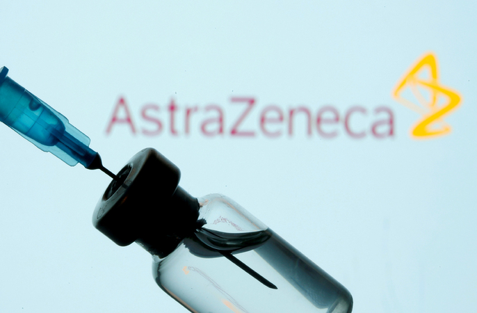 A vial and sryinge are seen in front of a displayed AstraZeneca logo in this illustration taken on Jan 11, 2021. [Photo/Agencies]