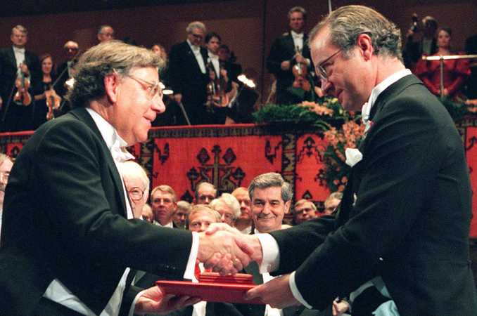 Dutch atmospheric chemist Paul J. Crutzen, left, receives the 1995 Nobel Prize in chemistry from Swedish King Carl XVI Gustaf. (Eric Roxfelt/ AP)
