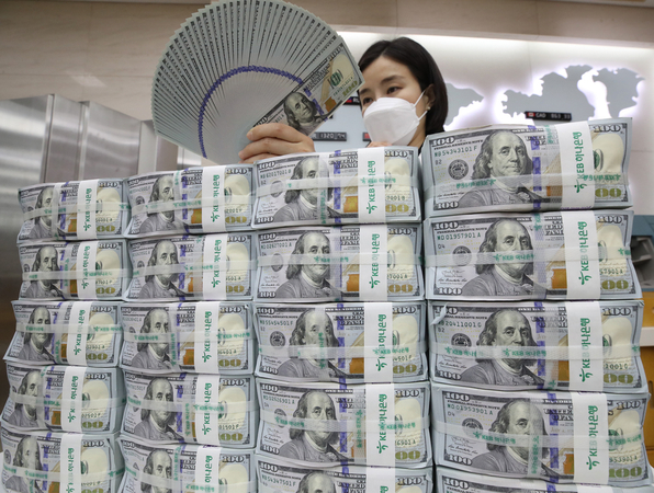 S. Korea's FX reserves inch down in January S. Korea's FX reserves inch down in January