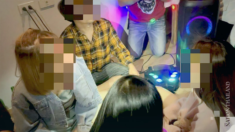 Thonglor police break up party, arrest 10 for violating control measures, taking drugs Thonglor police break up party, arrest 10 for violating control measures, taking drugs