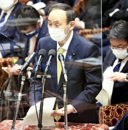 Prime Minister Yoshihide Suga answers a question at the Budget Committee of the House of Representatives on Thursday. (The Yomiuri Shimbun)