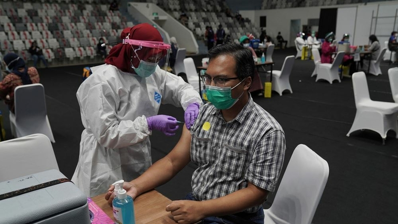 A healthcare worker receives a dose of the Sinovac Biotech covid-19 vaccine in Jakarta, Indonesia, on Feb. 4, 2021. MUST CREDIT: Bloomberg photo by Dimas Ardian.