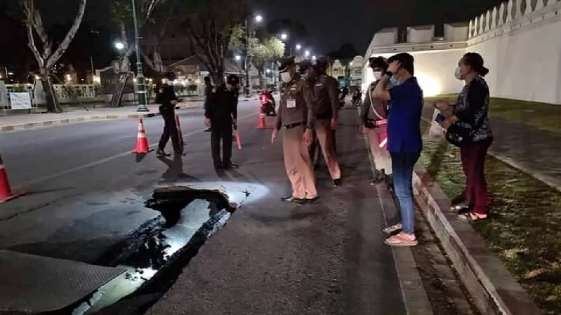 Part of Maha Rat Road closed for traffic due to open sinkhole Part of Maha Rat Road closed for traffic due to open sinkhole