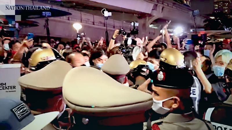 Protesters accused of attacking cops on Bangkok skywalk Protesters accused of attacking cops on Bangkok skywalk