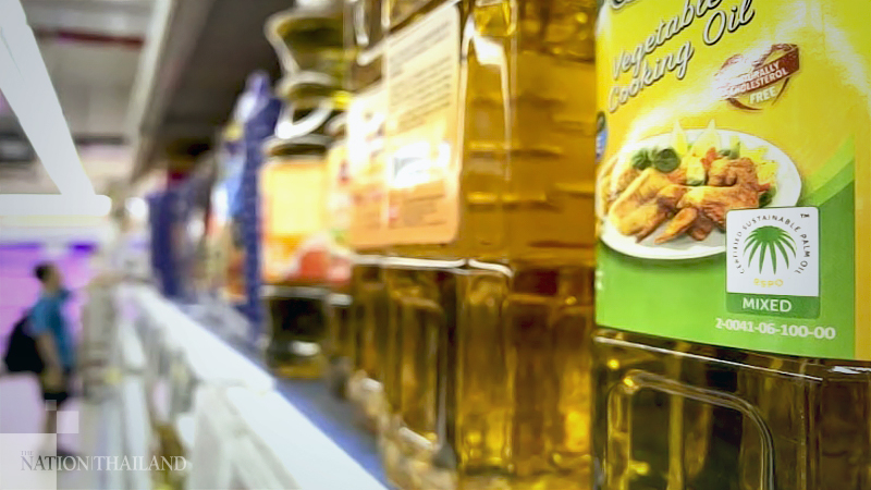 Stores employ 3-bottle limit to prevent palm cooking oil hoarding Stores employ 3-bottle limit to prevent palm cooking oil hoarding