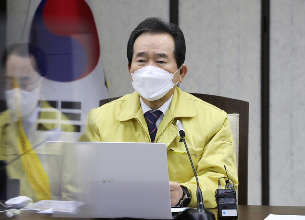 Prime Minister Chung Sye-kyun presides over a meeting of the Central Disaster and Safety Countermeasures Headquarters about measures to prevent the spread of the new coronavirus at the government complex in Sejong on Tuesday. (Yonhap)