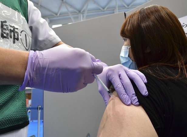 Participants are seen at a COVID-19 vaccination drill in Toyoake, Aichi Prefecture, on Friday. (The Yomiuri Shimbun)