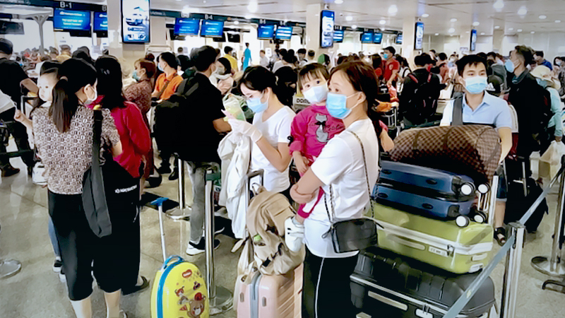 HCM City airport gives COVID tests to passengers returning from the north HCM City airport gives COVID tests to passengers returning from the north