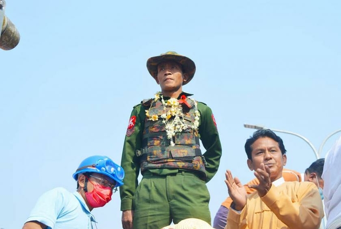 [Myanmar] Soldier joins anti-coup protest in Monywa