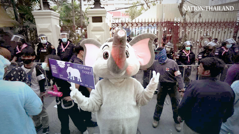 ‘Elephant ticket’ protest at police HQ ends peacefully at 8.30pm ‘Elephant ticket’ protest at police HQ ends peacefully at 8.30pm