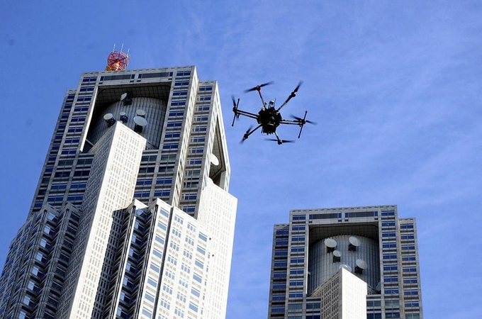 Experiment tests guiding people by drone in Tokyo’s Shinjuku area Experiment tests guiding people by drone in Tokyo’s Shinjuku area