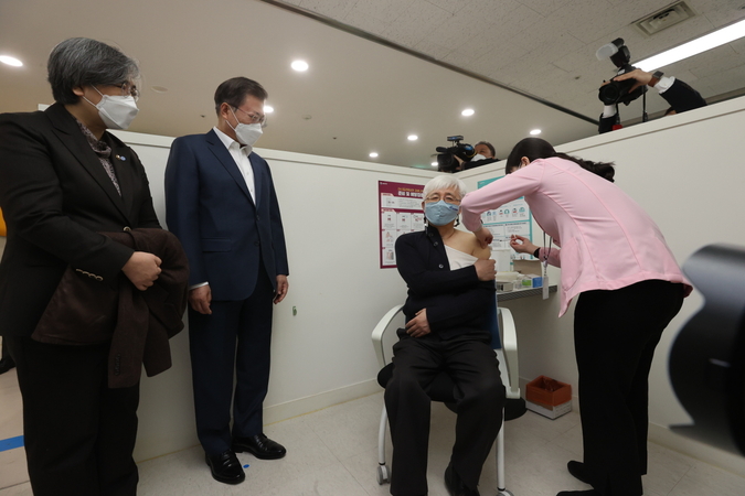 South Korea officially starts COVID-19 vaccination South Korea officially starts COVID-19 vaccination