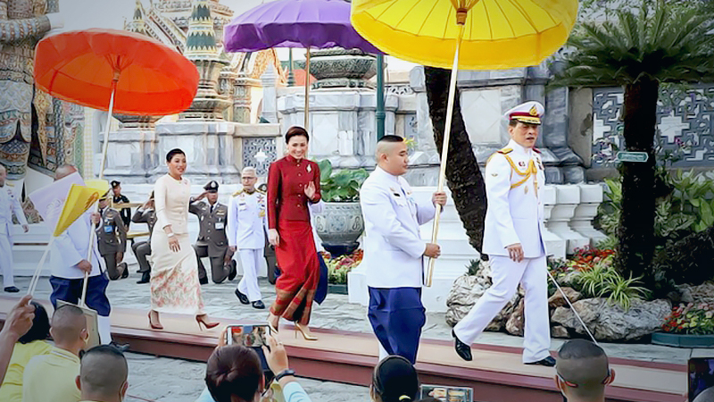 Their Majesties make merit on Makha Puja Day Their Majesties make merit on Makha Puja Day