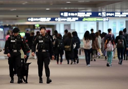 
This file photo shows two airport security guards walking a corridor inside Incheon International Airport, west of Seoul. (Yonhap)