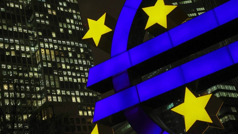 The Euro sculpture illuminated outside the Eurotower, the former headquarters of the European Central Bank in Frankfurt, Germany, on Dec. 15, 2020. MUST CREDIT: Bloomberg photo by Alex Kraus.
