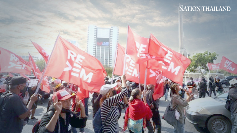 Protesters gather at Victory Monument before marching to PM's army house Protesters gather at Victory Monument before marching to PM's army house