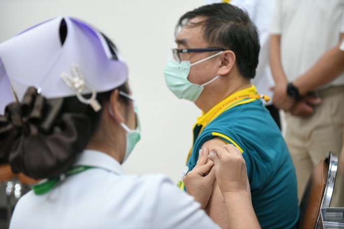 Medical staff in 16 Bangkok hospitals get their first jab Medical staff in 16 Bangkok hospitals get their first jab