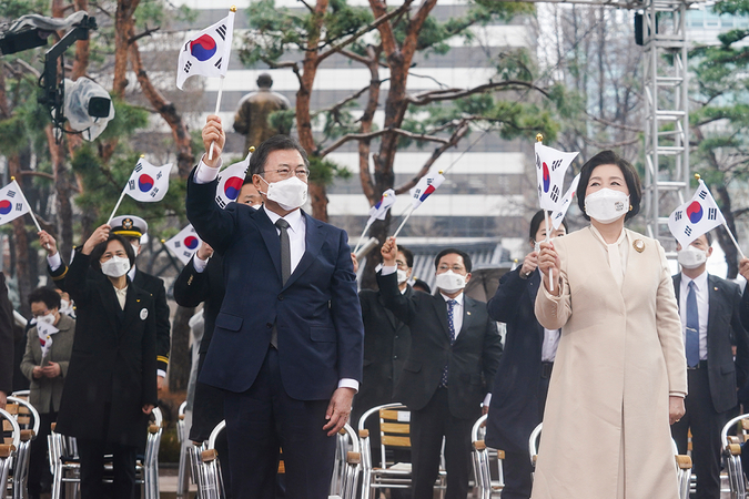 Moon says South Korea ready for talks with Japan to mend ties Moon says South Korea ready for talks with Japan to mend ties