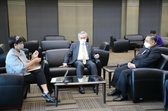 Foreign Minister Retno LP Marsudi meets with U Wunna Maung Lwin (right), whom Myanmar’s military junta has declared foreign minister, in a three-way meeting with Thai Foreign Minister Don Pramudwinai (center) at Don Muang Airport in Bangkok, Thailand, on Feb. 24. (Courtesy of/Foreign Ministry)
