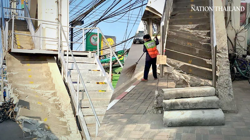 Temporary steel staircase installed at damaged footbridge on Rama II Road Temporary steel staircase installed at damaged footbridge on Rama II Road