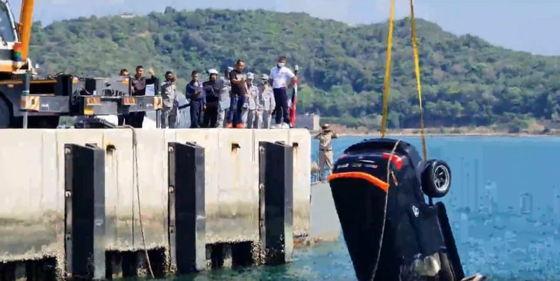 Navy officer dies as SUV plunges into sea at Sattahip base Navy officer dies as SUV plunges into sea at Sattahip base