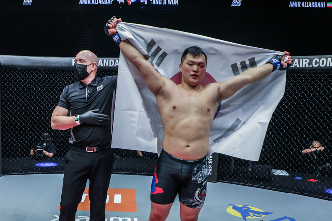 Kang stuns Aliakbari with one-punch knockout victory Kang stuns Aliakbari with one-punch knockout victory