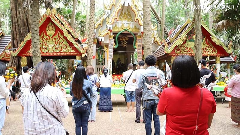 Tourists return in thousands as Udon Thani temple reopens Tourists return in thousands as Udon Thani temple reopens