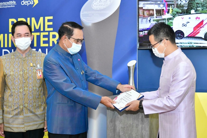 Huawei Technologies wins special PM’s award for its contribution to Thailand Huawei Technologies wins special PM’s award for its contribution to Thailand