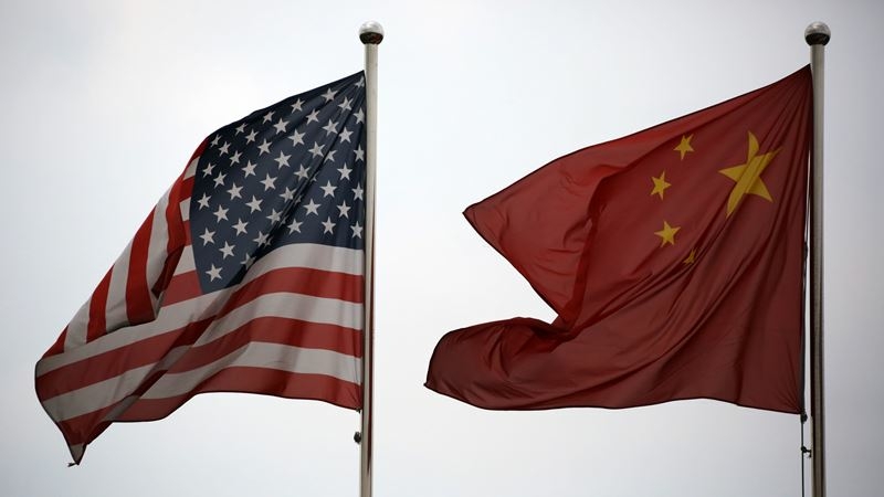 The U.S. and Chinese national flags. MUST CREDIT: Bloomberg photo by Tomohiro Ohsumi