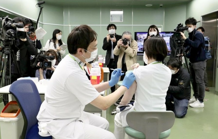 A medical worker at Chiba University Hospital receives the coronavirus vaccine in Chuo Ward, Chiba, on March 3rd. (The Yomiuri Shimbun)