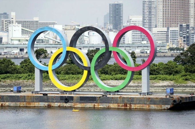 The Olympic rings are seen in Odaiba, Tokyo, in August 2020. (Yomiuri Shimbun file photo)