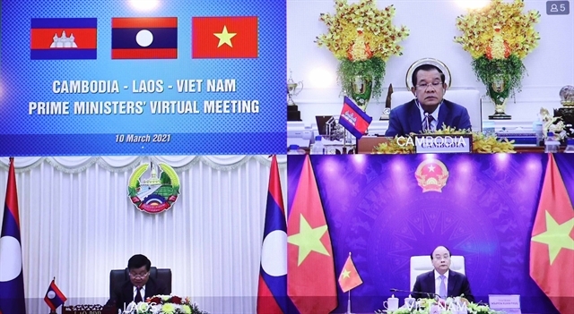 Prime Minister Nguyễn Xuân Phúc hold talks with his Lao and Cambodian counterparts Thongloun Sisoulith and Samdech Techo Hun Sen, respectively, via videoconference on Wednesday. — VNA/VNS Photo Thống Nhất 