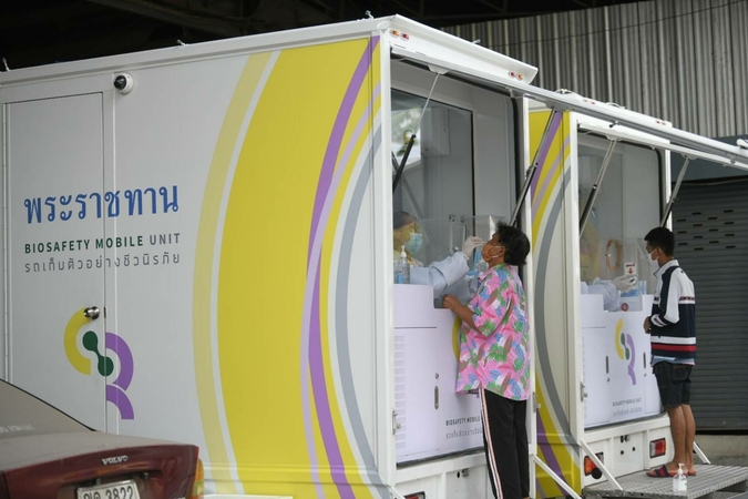 King grants biosafety vehicles for Covid-19 tests in Bang Khae area King grants biosafety vehicles for Covid-19 tests in Bang Khae area