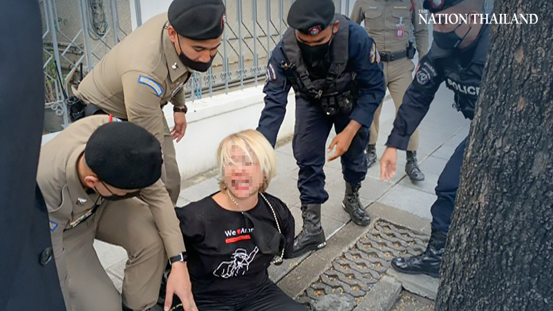 Irate woman attempts to evict PM from Govt House Irate woman attempts to evict PM from Govt House