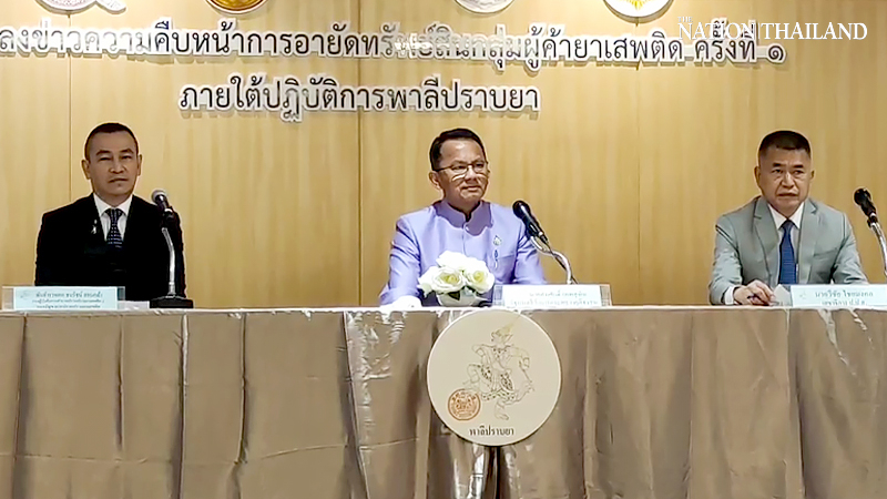 Somsak Thepsuthin, Justice Minister (middle)