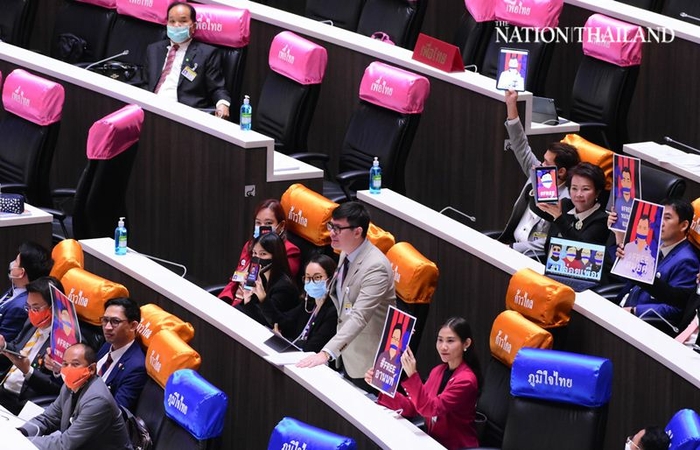Move Forward MPs stage protest over jailing of pro-democracy activists Move Forward MPs stage protest over jailing of pro-democracy activists