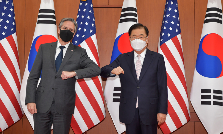 Foreign Minister Chung Eui-yong (right) and US Secretary of State Antony Blinken pose for the media before their meeting at the Foreign Ministry in Seoul on Wednesday. (Yonhap)
Foreign Minister Chung Eui-yong (right) and US Secretary of State Antony Blinken pose for the media before their meeting at the Foreign Ministry in Seoul on Wednesday. (Yonhap)