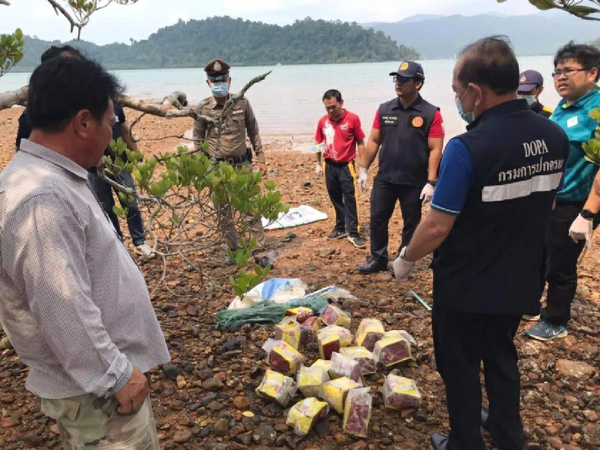Now 19kg of methamphetamine washes up on Koh Chang beach Now 19kg of methamphetamine washes up on Koh Chang beach