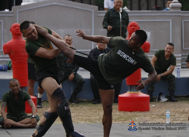 Buakaw gives elite Army trainees a Muay Thai lesson Buakaw gives elite Army trainees a Muay Thai lesson