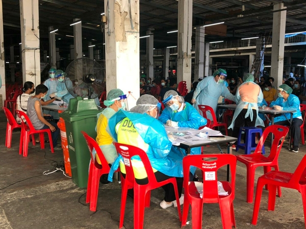 Nearly 1,000 people get Covid-19 jab in Bangkok hotspot district Nearly 1,000 people get Covid-19 jab in Bangkok hotspot district