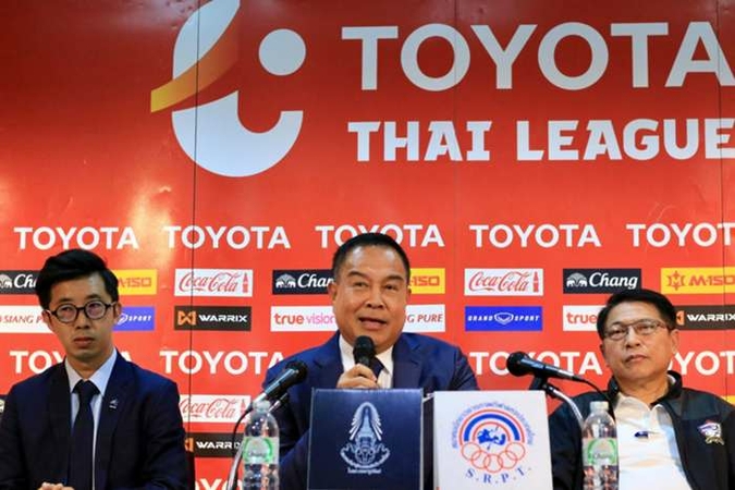 Somyot Phumphanmuang (centre)