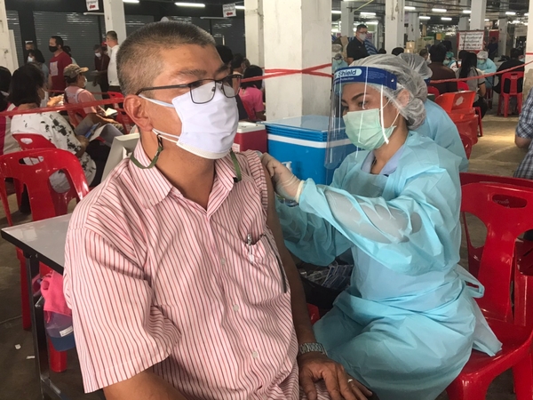 Another 1,006 people vaccinated in Bangkok's Covid-19 hotspot district Another 1,006 people vaccinated in Bangkok's Covid-19 hotspot district