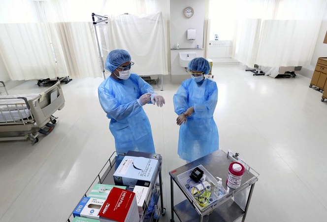 Medical staff prepare to treat COVID-19 patients at a hospital in Kashiwa, Chiba Prefecture, in February. (Yomiuri Shimbun file photo)