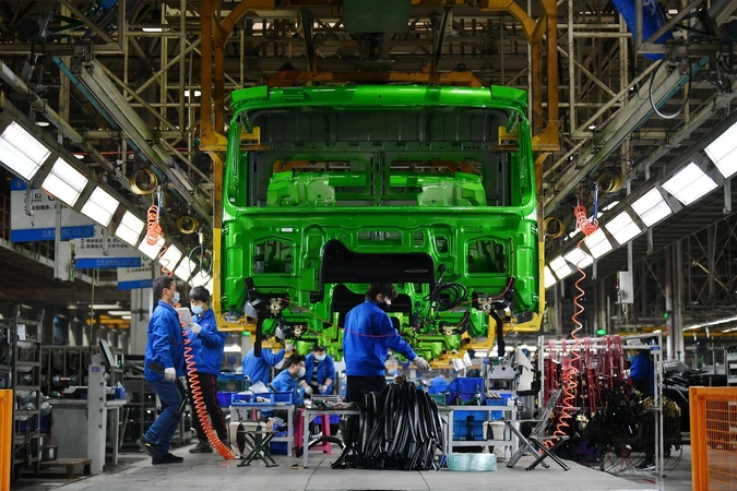 Employees work at a truck assembly workshop of Shaanxi Automobile Holding Group Co in Xi'an, Shaanxi province, in February. [Photo/Xinhua]