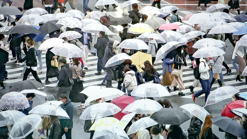 People walk across the Shibuya scramble crossing in Shibuya Ward, Tokyo, on Sunday, the last day under the state of emergency. (The Yomiuri Shimbun)